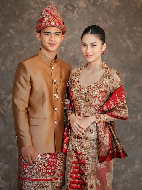 6 Momen Kebaya Azizah Salsha yang Memikat, Elegan dalam Balutan Kain Tradisi (sumber: Instagram/azizahsalsha_ )