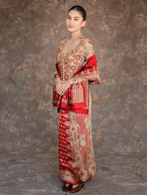 6 Momen Kebaya Azizah Salsha yang Memikat, Elegan dalam Balutan Kain Tradisi (sumber: Instagram/azizahsalsha_ )