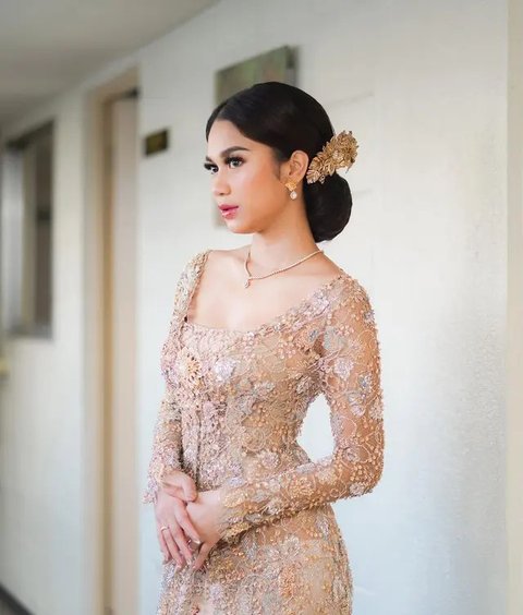 6 Momen Kebaya Azizah Salsha yang Memikat, Elegan dalam Balutan Kain Tradisi (sumber: Instagram/azizahsalsha_ )
