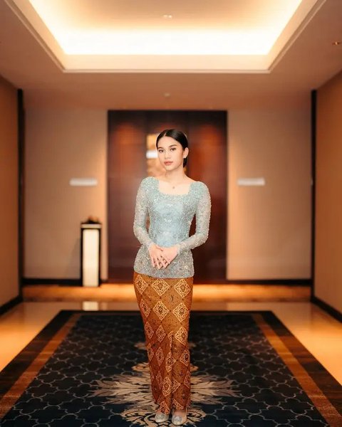 6 Momen Kebaya Azizah Salsha yang Memikat, Elegan dalam Balutan Kain Tradisi (sumber: Instagram/azizahsalsha_ )