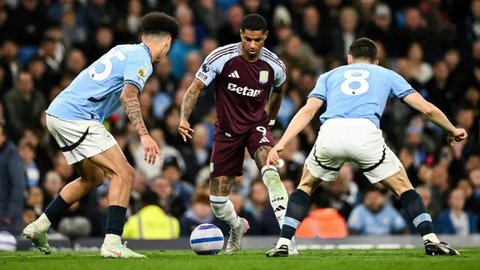 Striker Manchester United asal Inggris bernomor punggung 10, Marcus Rashford, bertepuk tangan kepada para penggemar setelah pertandingan Liga Primer Inggris antara Manchester United dan Ne