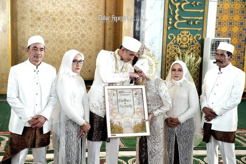 Rizky Ridho yang kini berusia 23 tahun sukses bikin para fansnya patah hati berjamaah. Bek timnas tersebut dikenal punya banyak fans dari kaum hawa.&nbsp;