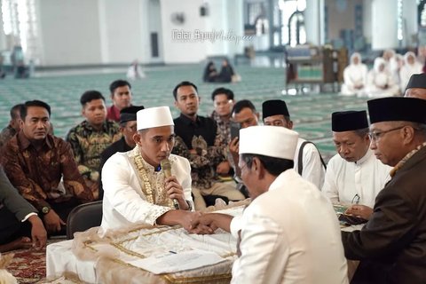 Ini adalah potret ketika Rizky Ridho berada di momen ijab kabul. Dikutip dari IG @maharagung-organizer, terlihat raut tegang Rizky Ridho di momen ini.&nbsp;