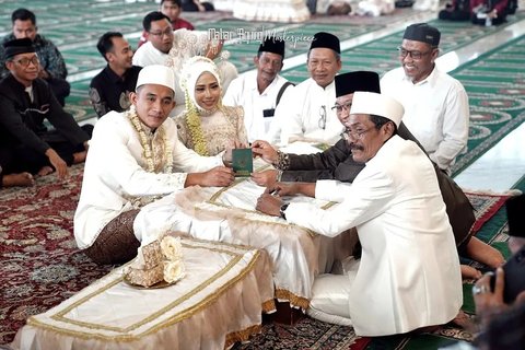 Ketegangan tersebut sirna usai ijab kabul dinyatakan sah oleh penghulu. Rizky Ridho & Sendy menampilkan senyumnya sambil menunjukkan buku nikah.