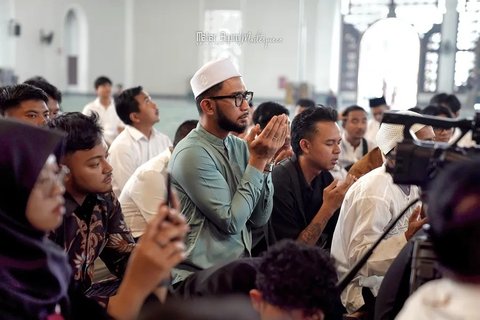 Akad nikah ini juga dihadiri oleh sejumlah saudara serta rekan terdekat. Mereka jadi saksi yang juga turut mendoakan di bahagia Rizky Ridho dan Sendy Aulia.&nbsp;