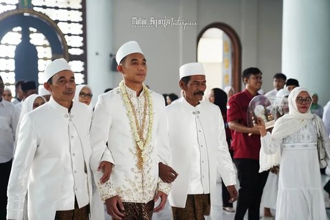 Rizky Ridho terlihat gagah dalam balutan busana putih di akad nikah tersebut. Mas-mas Jawa tersebut makin manis dengan peci putih di kepalanya.&nbsp;