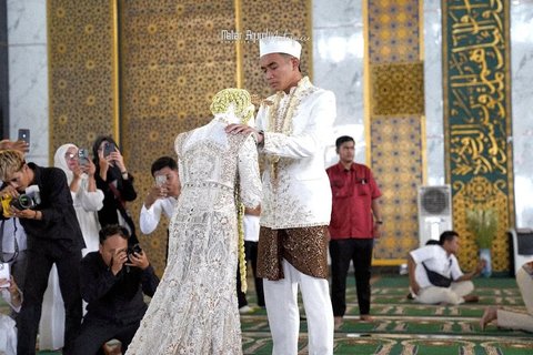Sebagai sosok yang tenar di lapangan maupun di luar lapangan, Rizky Ridho disebut sebagai pria yang baik, nggak neko-neko, dan setia kepada pasangannya.&nbsp;