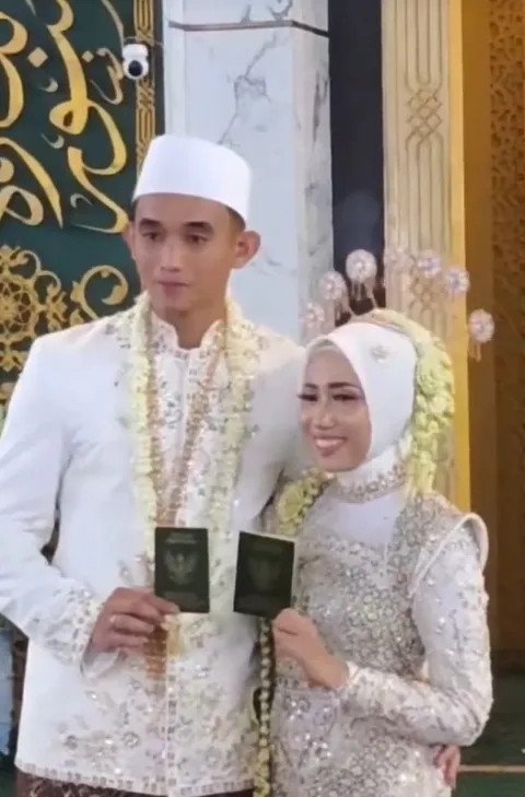 Meski patah hati, fans Rizky Ridho menyebut mereka juga bahagia lantaran sang idola kini telah resmi menikahi kekasih hatinya.&nbsp;