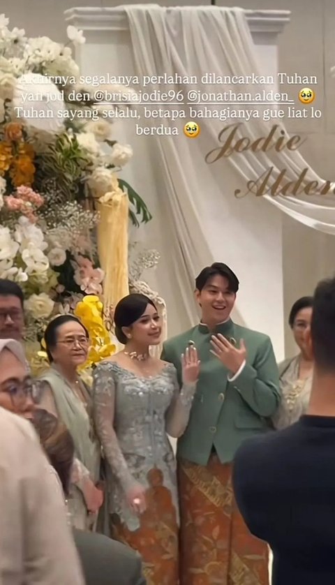 Yang tak kalah membahagiakan adalah momen pertunangan Brisia Jodie dan Jonathan Alden yang baru-baru ini tersebar di TikTok.