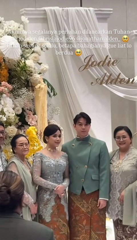 Keduanya belum mengunggah momen spesial ini di Instagram masing-masing. Akan tetapi, teman-teman yang hadir di acara pertunangan Jodie, abadikan momen tersebut.