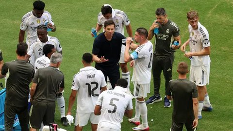 Para pemain Real Madrid berpose untuk foto tim sebelum pertandingan Grup H Piala Dunia Antarklub antara Real Madrid dan Al Hilal di Miami Gardens, Florida, Rabu, 18 Juni 2025. (AP Photo/Re