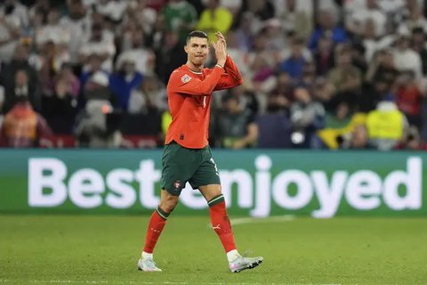 Meski mengalami cedera dalam pertandingan final melawan Spanyol, Cristiano Ronaldo sukses membawa tim nasional Portugal meraih kemenangan di UEFA Nations League 2025. (Alexandra BEIER/AFP)