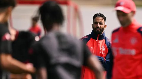 Pelatih Manchester United, Ruben Amorim memberikan tepuk tangan setelah timnya kalah dari West Ham United dalam laga lanjutan Liga Inggris 2024/2025 di Old Trafford, Manchester, Inggris, M