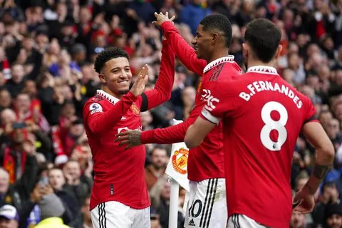 Pelatih Manchester United, Ruben Amorim memberikan tepuk tangan setelah timnya kalah dari West Ham United dalam laga lanjutan Liga Inggris 2024/2025 di Old Trafford, Manchester, Inggris, M