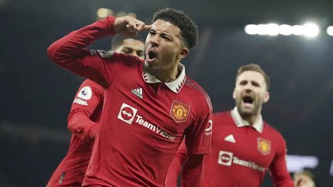 Pelatih Manchester United, Ruben Amorim memberikan tepuk tangan setelah timnya kalah dari West Ham United dalam laga lanjutan Liga Inggris 2024/2025 di Old Trafford, Manchester, Inggris, M