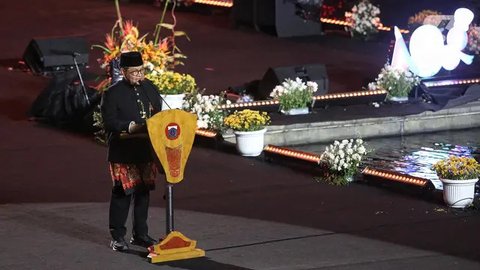 Gubernur Daerah Khusus Jakarta, Pramono Anung saat memberikan sambutan dalam malam puncak Hari Ulang Tahun (HUT) ke-498 kota Jakarta di Lapangan Banteng, Minggu (22/6/2025). (Liputan6.com/Angga Yuniar)