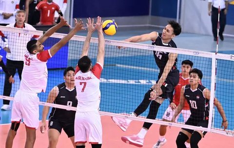 Pemain timnas voli Indonesia Rivan Nurmulki memblok spike pemain Vietnam pada laga AVC Nations Cup 2025 di Isa Bin Rashed Hall, Manama, Bahrain, Minggu (22/6), Indonesia menang lewat laga