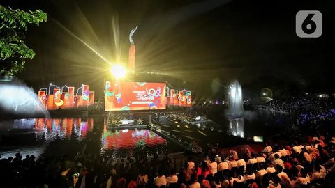 Malam puncak Hari Ulang Tahun (HUT) ke-498 kota Jakarta dimeriahkan dengan berbagai hiburan seperti tarian kolosal, musik dan bazar. (Liputan6.com/Angga Yuniar)