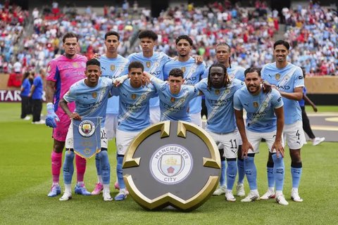 Pelatih Manchester City, Pep Guardiola, terlihat kesal saat memimpin anak asuhnya pada final Piala FA 2024/2025 melawan Crystal Palace di Stadion Wembley, Sabtu (17/5/2025) malam WIB. (Gly