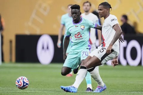 Pemain Manchester City, Claudio Echeverri, merayakan gol bersama rekan-rekannya dalam laga Grup G Piala Dunia Antarklub melawan Al Ain di Atlanta, Senin (23/6/2025) WIB. (AP Phot