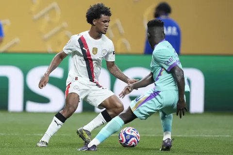 Pemain Manchester City, Claudio Echeverri, merayakan gol bersama rekan-rekannya dalam laga Grup G Piala Dunia Antarklub melawan Al Ain di Atlanta, Senin (23/6/2025) WIB. (AP Phot