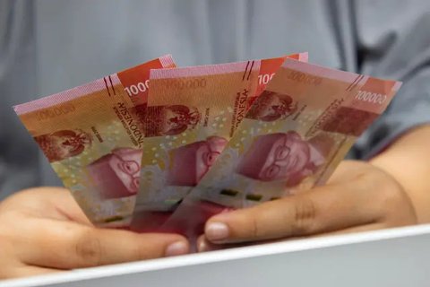 Seorang pekerja melakukan perawatan gedung perkantoran di kawasan Sudirman, Jakarta, Senin (30/11/2020). Menaker Ida Fauziyah menyatakan BSU BLT BPJS Ketenagakerjaan termin 2 tahap 6 senilai