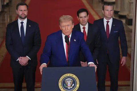 Sebuah pesawat pengebom B-2 tiba di Pangkalan Angkatan Udara Whiteman, Missouri, Amerika Serikat, Minggu, (22/6/2025). (Dok. AP/David Smith)