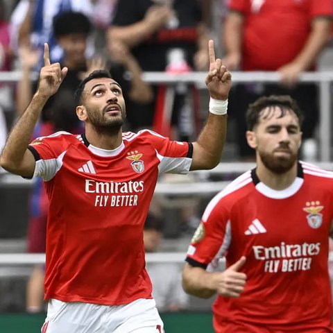 Angel Di Maria dari Benfica merayakan gol yang dicetaknya dari titik penalti dalam pertandingan Grup C Piala Dunia Antarklub antara Benfica dan Auckland City di Orlando, Florida, Jumat, 20