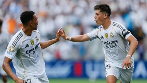 7. Antonio Rudiger yang merupakan pemain anyar Real Madrid diharapkan mampu menguatkan barisan pertahanan usai ditinggal Raphael Varane ke MU. Penampilan fantastisnya bersama Chelsea musim