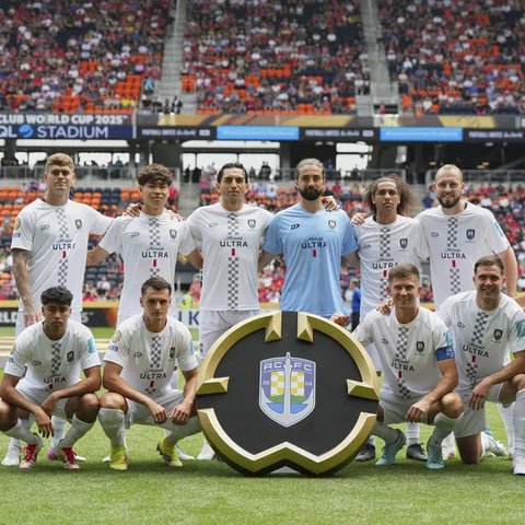 Miguel Merentiel (tengah) dari Boca Juniors meninggalkan lapangan setelah diganti dalam pertandingan Grup C Piala Dunia Antarklub antara Bayern Munchen dan Boca Juniors di Miami Gardens, F