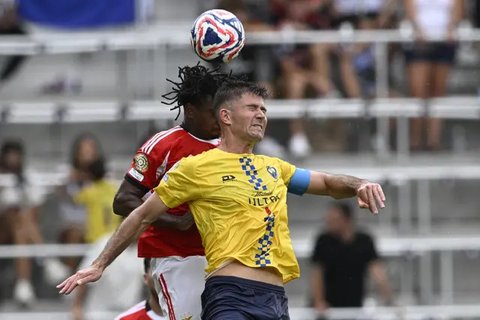 Miguel Merentiel (tengah) dari Boca Juniors meninggalkan lapangan setelah diganti dalam pertandingan Grup C Piala Dunia Antarklub antara Bayern Munchen dan Boca Juniors di Miami Gardens, F