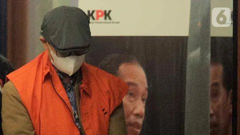 Hakim Agung, Gazalba Saleh (kedua kiri) dikawal ruang rilis penahanan di Gedung Merah Putih KPK, Jakarta, Kamis (8/12/2022). KPK menahan Gazalba Saleh sebagai tersangka dugaan suap pengurusan