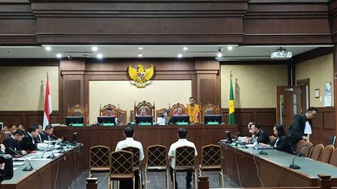 Hakim Agung, Gazalba Saleh (kedua kiri) dikawal ruang rilis penahanan di Gedung Merah Putih KPK, Jakarta, Kamis (8/12/2022). KPK menahan Gazalba Saleh sebagai tersangka dugaan suap pengurusan