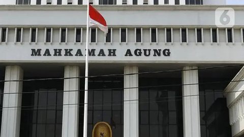 Hakim Agung, Gazalba Saleh (kedua kiri) dikawal ruang rilis penahanan di Gedung Merah Putih KPK, Jakarta, Kamis (8/12/2022). KPK menahan Gazalba Saleh sebagai tersangka dugaan suap pengurusan