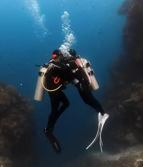 Wajah Prilly Latuconsina Tanpa Makeup saat Diving Date Bersama Omara. [@omara.esteghlal]