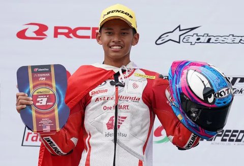 Veda Ega Pratama (tengah) saat sapu bersih podium pertama balapan Red Bull Rookies Cup 2025 di Sirkuit Mugello. (Astra Honda Motor)