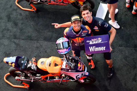 Veda Ega Pratama (tengah) saat sapu bersih podium pertama balapan Red Bull Rookies Cup 2025 di Sirkuit Mugello. (Astra Honda Motor)