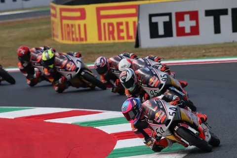 Veda Ega Pratama (tengah) saat sapu bersih podium pertama balapan Red Bull Rookies Cup 2025 di Sirkuit Mugello. (Astra Honda Motor)