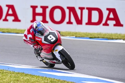 Veda Ega Pratama (tengah) saat sapu bersih podium pertama balapan Red Bull Rookies Cup 2025 di Sirkuit Mugello. (Astra Honda Motor)