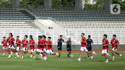 FOTO: Jelang Piala AFF U-23 2025, Garuda Muda Gelar Latihan Terbuka di Stadion Madya GBK