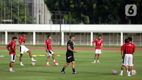 FOTO: Jelang Piala AFF U-23 2025, Garuda Muda Gelar Latihan Terbuka di Stadion Madya GBK