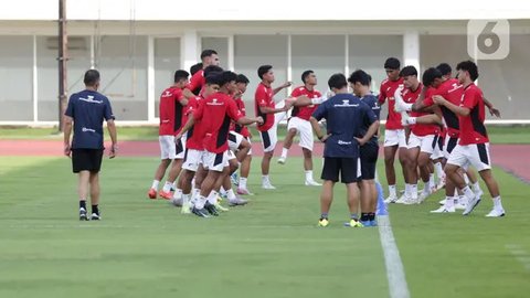 FOTO: Jelang Piala AFF U-23 2025, Garuda Muda Gelar Latihan Terbuka di Stadion Madya GBK