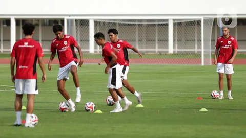 FOTO: Jelang Piala AFF U-23 2025, Garuda Muda Gelar Latihan Terbuka di Stadion Madya GBK