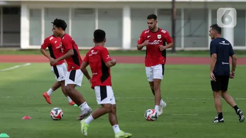 Tim Nasional (Timnas) Indonesia U-23 menggelar sesi latihan terbuka di Stadion Madya, Kompleks Gelora Bung Karno, Senayan, Jakarta, pada Senin (23/6/2025) petang. (Liputan6.com/Helmi Fithrian