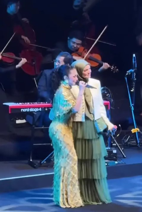 Potret Siti Nurhaliza Nyanyi Bareng Kris Dayanti (Foto: Instagram @krisdayantilemos)