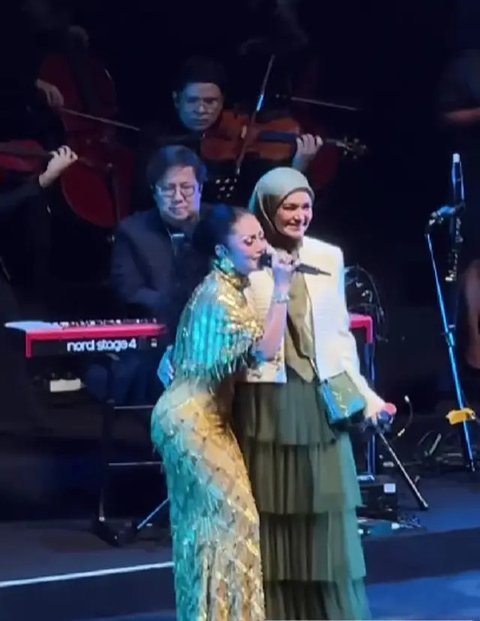 Potret Siti Nurhaliza Nyanyi Bareng Kris Dayanti (Foto: Instagram @krisdayantilemos)