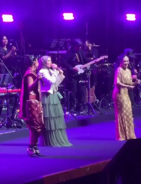 Potret Siti Nurhaliza Nyanyi Bareng Kris Dayanti (Foto: Instagram @krisdayantilemos)