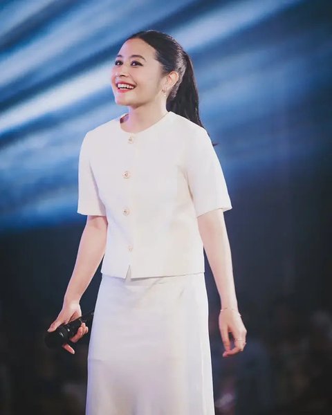 Inspirasi outfit baju kantor ala Prilly Latuconsina. (sumber: Instagram/prillylatuconsina96)