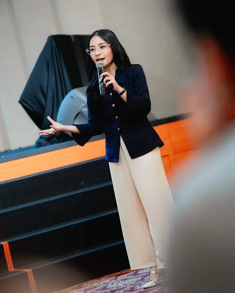 Inspirasi outfit baju kantor ala Prilly Latuconsina. (sumber: Instagram/prillylatuconsina96)