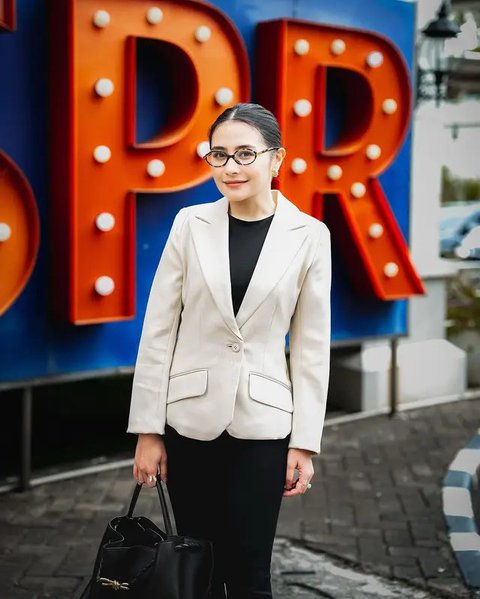 Inspirasi outfit baju kantor ala Prilly Latuconsina. (sumber: Instagram/prillylatuconsina96)
